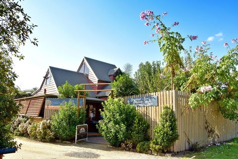 Blue Earth Cafe - Yamba Accommodation 2