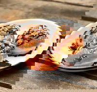 Easeys  Two Wrongs - Yamba Accommodation