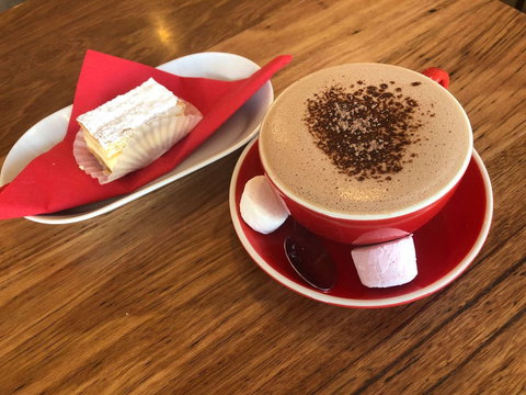 Hill Top Cakes - Yamba Accommodation 0