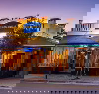 Vino Lokal - Yamba Accommodation