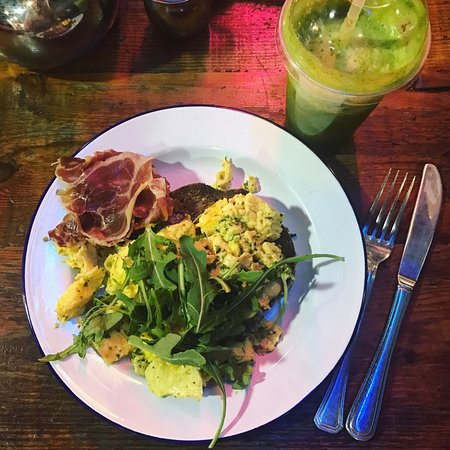 Big Table - Yamba Accommodation 0