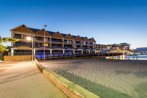 Dolphin Quay Apartment Hotel - Yamba Accommodation 0