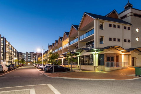 Dolphin Quay Apartment Hotel - Yamba Accommodation 1