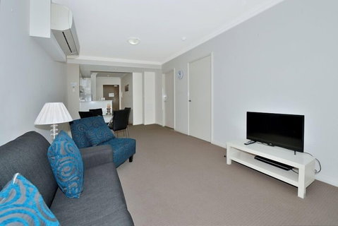 Dolphin Quay Apartment Hotel - Yamba Accommodation 2