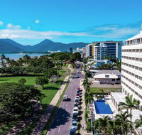 Holiday Inn Cairns Harbourside - Yamba Accommodation