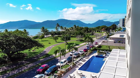 Holiday Inn Cairns Harbourside - Yamba Accommodation 1