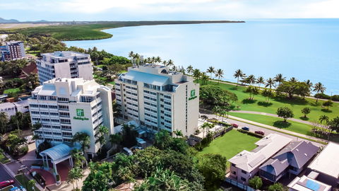 Holiday Inn Cairns Harbourside - Yamba Accommodation 2
