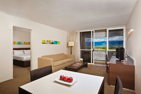 Holiday Inn Cairns Harbourside - Yamba Accommodation 14