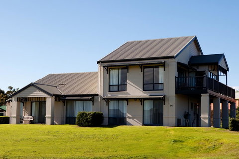 McCracken Country Club - Yamba Accommodation 3