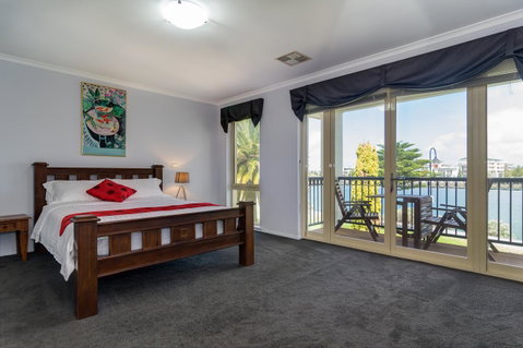 Port Adelaide Harbourside House - Yamba Accommodation 6