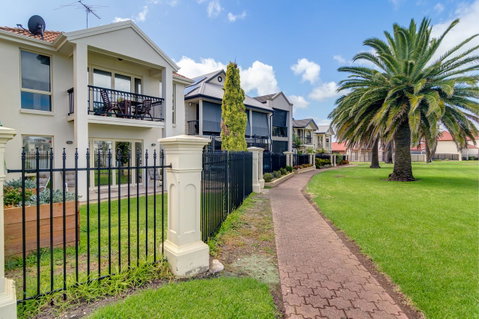 Port Adelaide Harbourside House - Yamba Accommodation 0