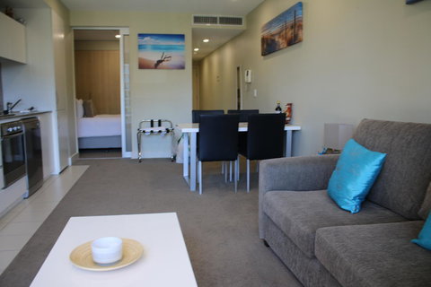 Beachside Luxury Getaway In Glenelg - Yamba Accommodation 2