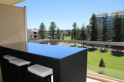 Beachside Luxury Getaway In Glenelg - Yamba Accommodation 15