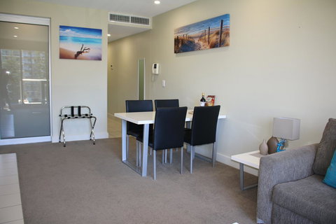 Beachside Luxury Getaway In Glenelg - Yamba Accommodation 5
