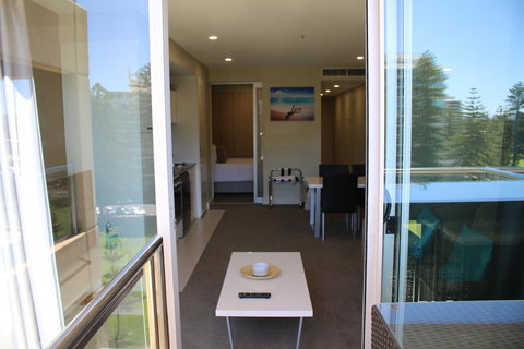 Beachside Luxury Getaway In Glenelg - Yamba Accommodation 3