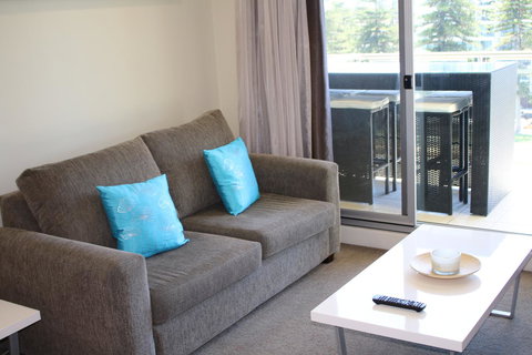 Beachside Luxury Getaway In Glenelg - Yamba Accommodation 8
