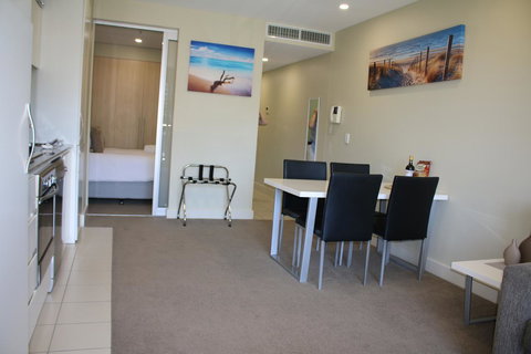Beachside Luxury Getaway In Glenelg - Yamba Accommodation 4