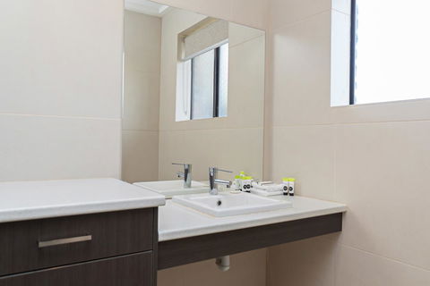 Mick O\'Sheas - Yamba Accommodation 2