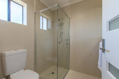 Mick O\'Sheas - Yamba Accommodation 24