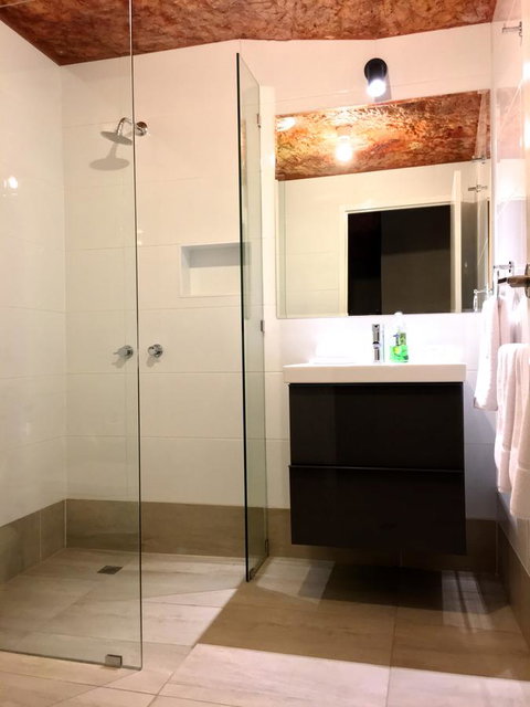 The Lookout Cave Underground Motel - Yamba Accommodation 11