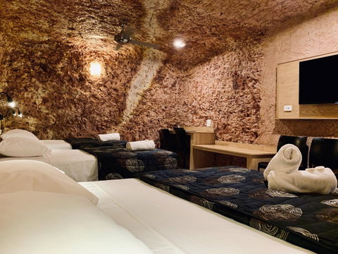 The Lookout Cave Underground Motel - Yamba Accommodation 5