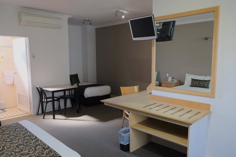 Berri Hotel - Yamba Accommodation 24