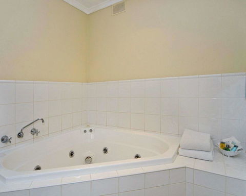 Comfort Inn Victor Harbor - Yamba Accommodation 6