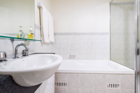 Executive 3 Bedroom Apartment + Internet + Parking - Yamba Accommodation 18