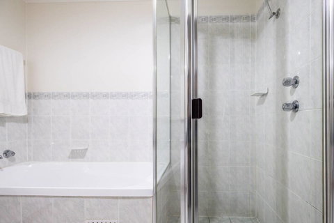 Executive 3 Bedroom Apartment + Internet + Parking - Yamba Accommodation 39