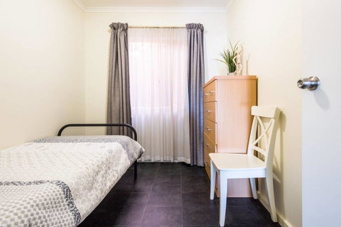 Executive 3 Bedroom Apartment + Internet + Parking - Yamba Accommodation 15