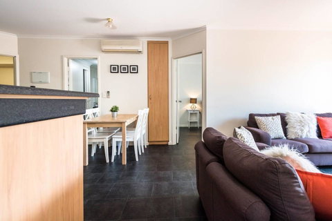 Executive 3 Bedroom Apartment + Internet + Parking - Yamba Accommodation 19