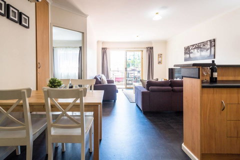 Executive 3 Bedroom Apartment + Internet + Parking - Yamba Accommodation 21