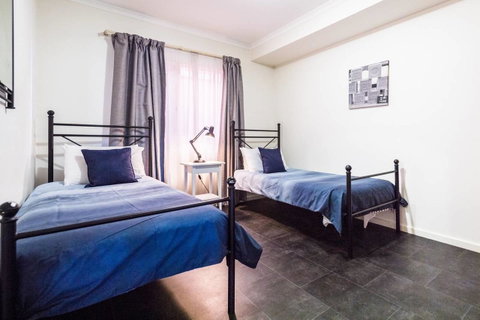 Executive 3 Bedroom Apartment + Internet + Parking - Yamba Accommodation 16