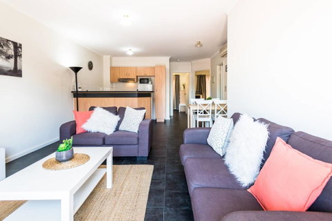 Executive 3 Bedroom Apartment + Internet + Parking - Yamba Accommodation 7