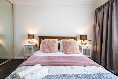 Executive 3 Bedroom Apartment + Internet + Parking - Yamba Accommodation 1