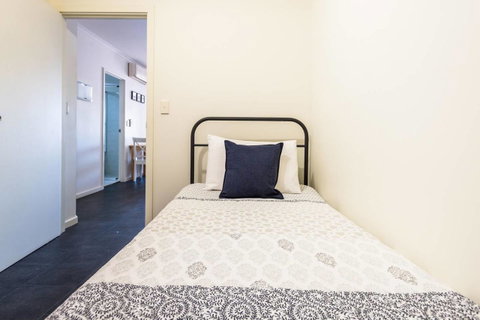 Executive 3 Bedroom Apartment + Internet + Parking - Yamba Accommodation 34