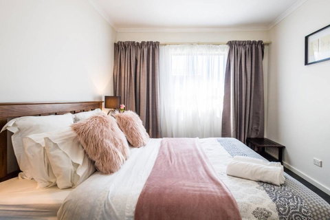 Executive 3 Bedroom Apartment + Internet + Parking - Yamba Accommodation 4