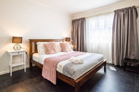 Executive 3 Bedroom Apartment + Internet + Parking - Yamba Accommodation 9