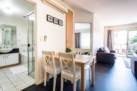 Executive 3 Bedroom Apartment + Internet + Parking - Yamba Accommodation 38