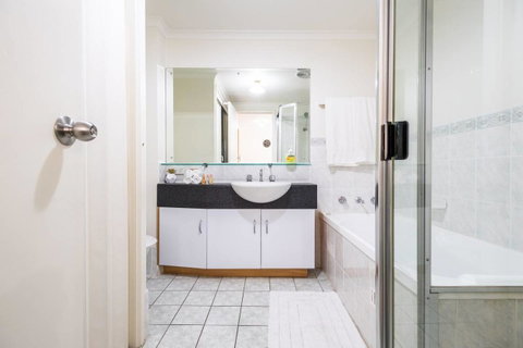 Executive 3 Bedroom Apartment + Internet + Parking - Yamba Accommodation 25