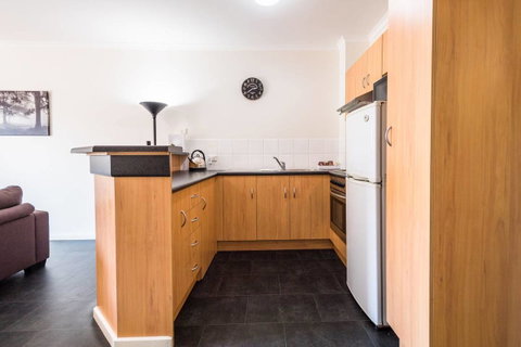 Executive 3 Bedroom Apartment + Internet + Parking - Yamba Accommodation 5