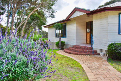Annie\'s Balquhidder Cottage - Yamba Accommodation 0