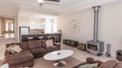 Golfers Paradise (18th Tee) - 52 Huntingdale Drive - Yamba Accommodation 18