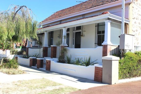 Captain\'s Heritage Cottage - Central Fremantle 2 Bedroom Historic Cottage - Yamba Accommodation 0