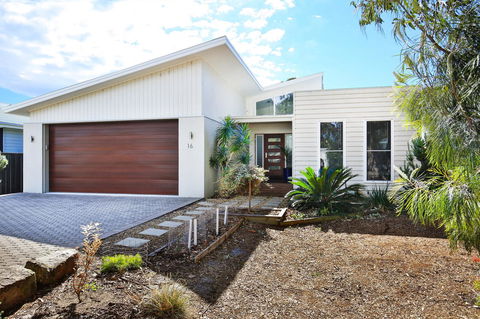 Calming Waters - Pet Friendly - Community Pool - Yamba Accommodation 38