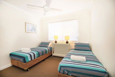 Calming Waters - Pet Friendly - Community Pool - Yamba Accommodation 18