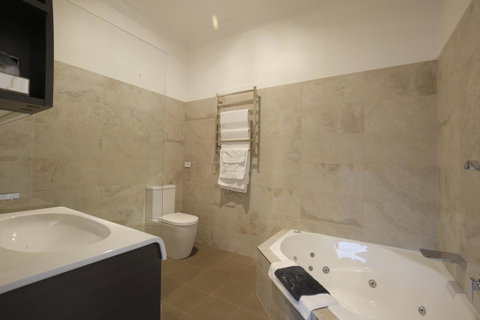 Romanz In The Valley (Luxury B&B) - Yamba Accommodation 4