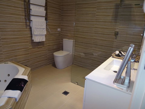 Romanz In The Valley (Luxury B&B) - Yamba Accommodation 9
