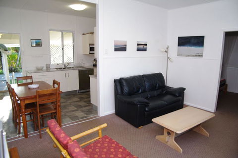 Fleur Cottage, 7 Willow Street - Yamba Accommodation 8