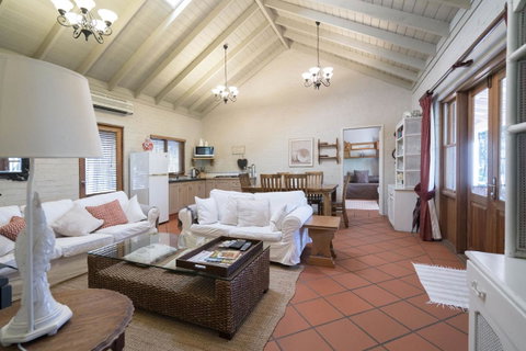 Thistle Hill Guesthouse - Walk To Many Wineries And Restaurants - Yamba Accommodation 34